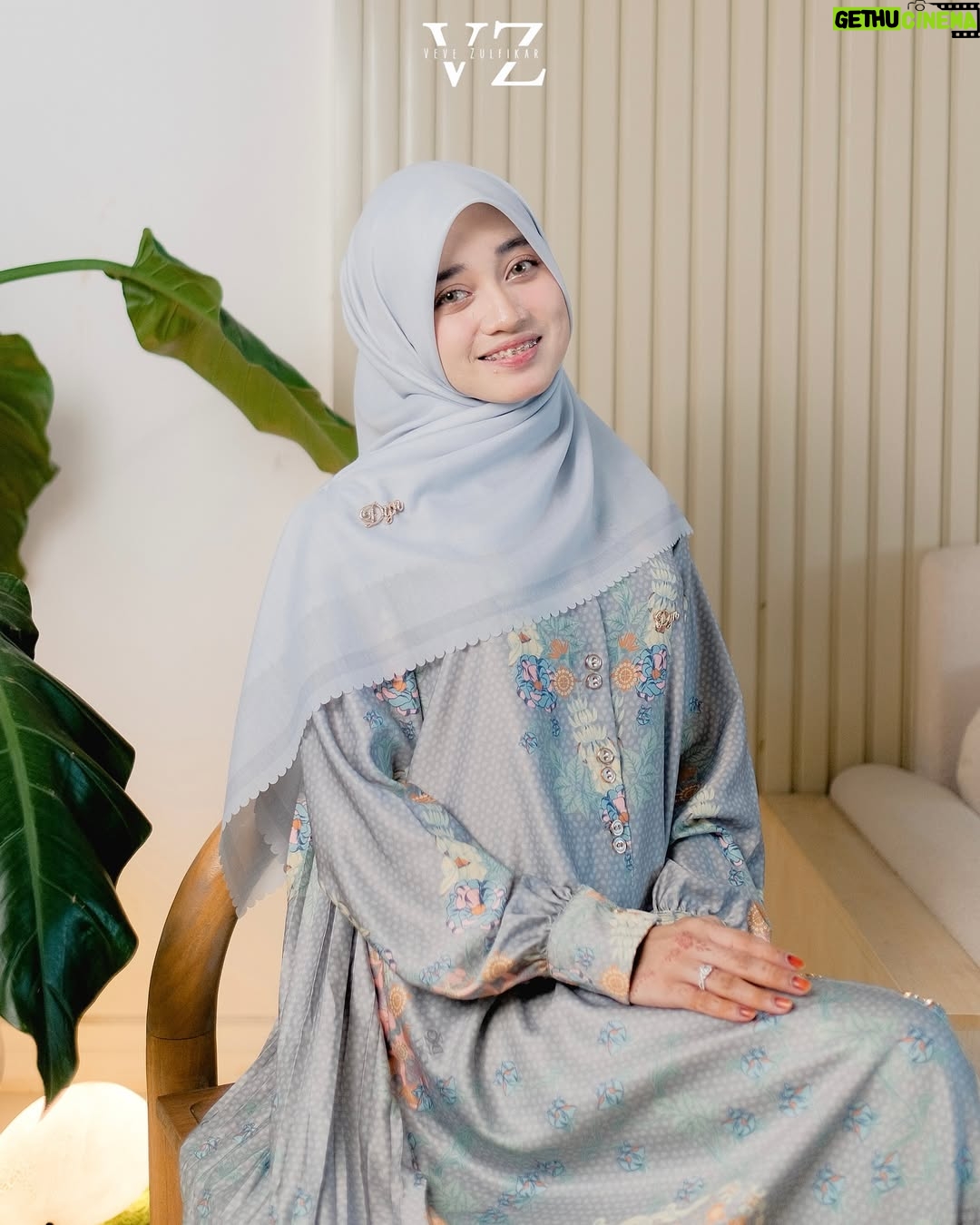 Veve Zulfikar - 1.5K Likes - Zena Scarf in Light Grey✨ ga butuh waktu lama lagi buat pilih hijab yang masuk disegala outfit❤️Zena Scarf warna Light Grey ini bisa jadi solusi kamu✨ order sekarang yuk😍

FREE ZENA SCARF buat 2 dyn ladies‼️ Cukup follow, like, share, dan komen👇🏻
M
A
U
Screenshot buktinya kirim ke DM yuk❤️ Good luck🤗

⚠️FREE ONGKIR KE SELURUH INDONESIA ORDER MELALUI WA DAN WEBSITE ONLY⚠️ Curi foto & video selain mitra resmi DENDA 10juta❌ HATI-HATI PENIPUAN & DYN PALSU‼️

Zena Scarf 

Material:  Voal Ultrafine Premium
Best price: (harga khusus website & whatsapp)
Best price: IDR 189.000-,

Detail : 
Size  115 cm x 115 cm
Finishing lasercut
Aksen plat logo Dyn premium
Include pouch

✨PAKET BUNDLING✨

Paket A: IDR 199.000-, (Scarf Include Pouch & Paperbag)

Paket B: IDR 210.000-, (Scarf Include Exclusive box)

Paket C: IDR 219.000-, (Scarf Include Exclusive box & Paperbag)

Available in 7 colors: Candy pink, nude, light grey, black, sky blue, sage & orchid

Note : warna asli bisa jadi sedikit berbeda dari foto di karenakan efek kamera, pencahayaan ketika pemotretan serta resolusi dan kecerahan layar.

Order On👇🏻
✅Website: www.dynofficial.com (FREE ONGKIR)
✅Shopee: DYN Official Shop & dynclothing.official
✅Tokopedia: DYN Clothingline Official
✅Lazada: DYN Clothingline Shop
✅Tiktokshop: Dyn clothingline (@ dynclothing)
✅Whatsapp (FREE ONGKIR):
Admin 1 👉🏻Kak Priska: 0851-6318-7084
Admin 2 👉🏻 Kak Pitri: 0851-7536-8025
Admin 3👉🏻 Kak Dyah: 0851-6159-5868 

Daftar distributor resmi DYN : 
Jawa Tengah 
@dyn_pati
@dyn_pekalongan
@dyn_kebumen
@dyn_pemalang
@dyn_jepara
@dyn_kudus_
@dyn_patikudus
@dyn_salatiga_ambarawa_ungaran
@dynclothingline_solo

Jawa Barat 
@dyn_garut 
@dyn_karawang 
@dyn_cianjur 
@dyn_sukabumi

Jabodetabek 
@dyn_jabodetabek 
@dyn_jakartabarat 
@dyn_distrijakartatimur 
@dyn_jakartaselatan 
@dyn_distributordepok 
@dyn_jakartapusat
@dyn_jktutara

Banten
@dyn_cilegonbanten