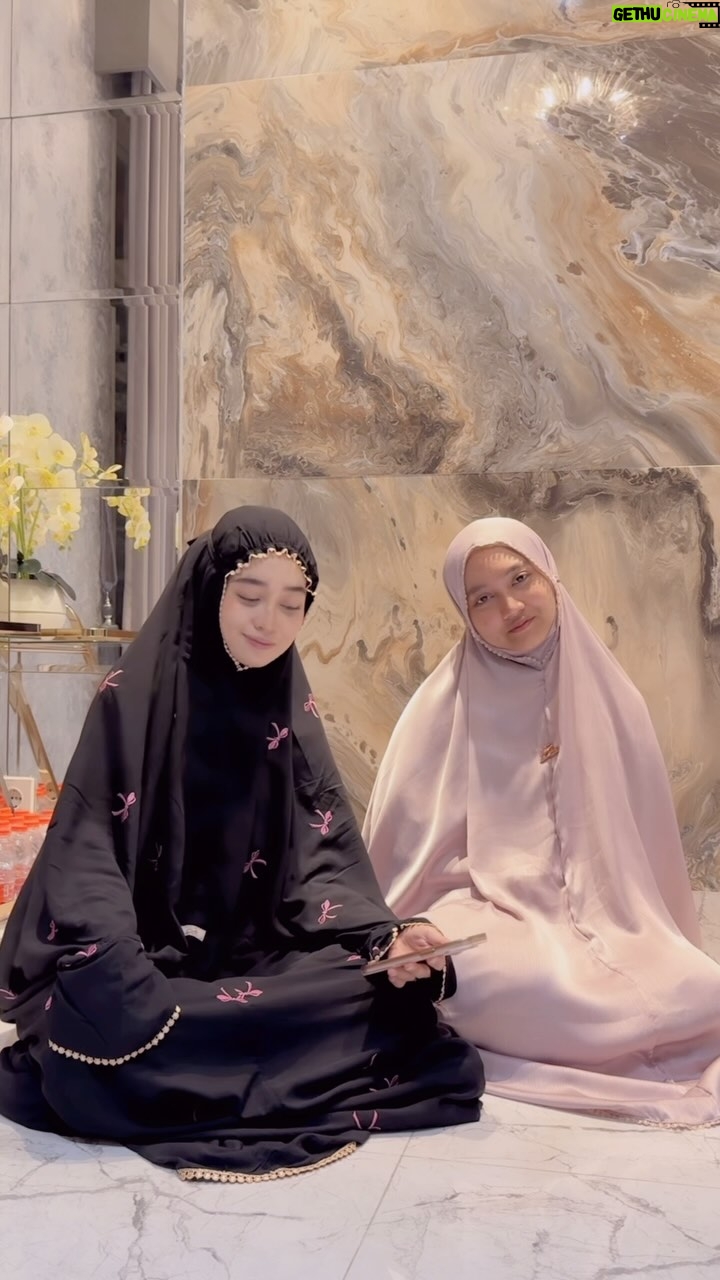 Veve Zulfikar - 3 Likes - Shollu 'Ala Nabi Muhammad 🤍
♡ Mukena Veve & Zara by @bellabynabila (bisa order ig, shopee, tiktok )