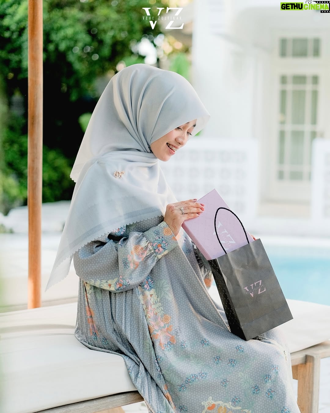 Veve Zulfikar - 1.5K Likes - Zena Scarf in Light Grey✨ ga butuh waktu lama lagi buat pilih hijab yang masuk disegala outfit❤️Zena Scarf warna Light Grey ini bisa jadi solusi kamu✨ order sekarang yuk😍

FREE ZENA SCARF buat 2 dyn ladies‼️ Cukup follow, like, share, dan komen👇🏻
M
A
U
Screenshot buktinya kirim ke DM yuk❤️ Good luck🤗

⚠️FREE ONGKIR KE SELURUH INDONESIA ORDER MELALUI WA DAN WEBSITE ONLY⚠️ Curi foto & video selain mitra resmi DENDA 10juta❌ HATI-HATI PENIPUAN & DYN PALSU‼️

Zena Scarf 

Material:  Voal Ultrafine Premium
Best price: (harga khusus website & whatsapp)
Best price: IDR 189.000-,

Detail : 
Size  115 cm x 115 cm
Finishing lasercut
Aksen plat logo Dyn premium
Include pouch

✨PAKET BUNDLING✨

Paket A: IDR 199.000-, (Scarf Include Pouch & Paperbag)

Paket B: IDR 210.000-, (Scarf Include Exclusive box)

Paket C: IDR 219.000-, (Scarf Include Exclusive box & Paperbag)

Available in 7 colors: Candy pink, nude, light grey, black, sky blue, sage & orchid

Note : warna asli bisa jadi sedikit berbeda dari foto di karenakan efek kamera, pencahayaan ketika pemotretan serta resolusi dan kecerahan layar.

Order On👇🏻
✅Website: www.dynofficial.com (FREE ONGKIR)
✅Shopee: DYN Official Shop & dynclothing.official
✅Tokopedia: DYN Clothingline Official
✅Lazada: DYN Clothingline Shop
✅Tiktokshop: Dyn clothingline (@ dynclothing)
✅Whatsapp (FREE ONGKIR):
Admin 1 👉🏻Kak Priska: 0851-6318-7084
Admin 2 👉🏻 Kak Pitri: 0851-7536-8025
Admin 3👉🏻 Kak Dyah: 0851-6159-5868 

Daftar distributor resmi DYN : 
Jawa Tengah 
@dyn_pati
@dyn_pekalongan
@dyn_kebumen
@dyn_pemalang
@dyn_jepara
@dyn_kudus_
@dyn_patikudus
@dyn_salatiga_ambarawa_ungaran
@dynclothingline_solo

Jawa Barat 
@dyn_garut 
@dyn_karawang 
@dyn_cianjur 
@dyn_sukabumi

Jabodetabek 
@dyn_jabodetabek 
@dyn_jakartabarat 
@dyn_distrijakartatimur 
@dyn_jakartaselatan 
@dyn_distributordepok 
@dyn_jakartapusat
@dyn_jktutara

Banten
@dyn_cilegonbanten