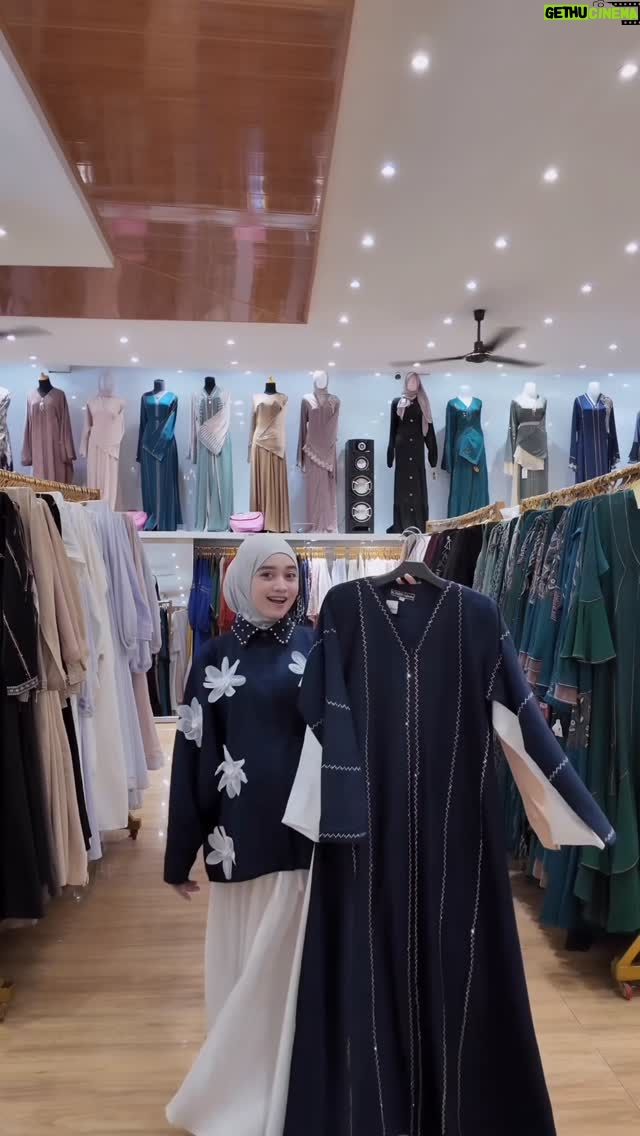 Veve Zulfikar - 3 Likes - Visit ke @zakiahalkhatib_produksi.gamis Pusat Produksi Abaya Terbesar & Tangan Pertama di Bangil, Pasuruan - Jawa Timur 😍✨ 

Abayanya cantik bgtt, mewah nan elegant 💫 harganya start from 100 ribuan aja 😭🫶🏻 tersedia juga Abaya Impor dari Timur Tengah 

bisa order ecer, grosir, partai DANNN kalian juga bisa jadi Reseller mereka untuk nambah uang jajan 🙈😍