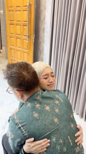 Veve Zulfikar Instagram - Duniaku .. Jantung Hatiku .. Jiwaku .. Hidupku .. Rumahku ..
Dalam keluarga, kita belajar bahwa cinta tak selalu tentang kata kata, namun juga tentang tindakan yang nyata.
Kasih sayang keluarga tak mengenal batas, keluarga adalah tempat dimana kita merasakan cinta tanpa syarat yang selalu mengalir tulus dari hati ke hati.
Keluarga adalah tempat dimana kita belajar bahwa cinta sejati adalah ketika kita tak kenal lelah dalam mencintai.
Do'a kedua Orang Tua InsyaAllah akan menjadi cahaya yang menerangi perjalanan hidup anak anaknya di dunia maupun di akhirat, semoga Allah selalu membahagiakan, melindungi, dan memberkahi keluarga kami, Aaamiin šš„¹š«¶š»
⨠Sarimbit Keluarga Topkapi Series by @dyn_clothingline @dyanaafz X @ellaamuhammadd