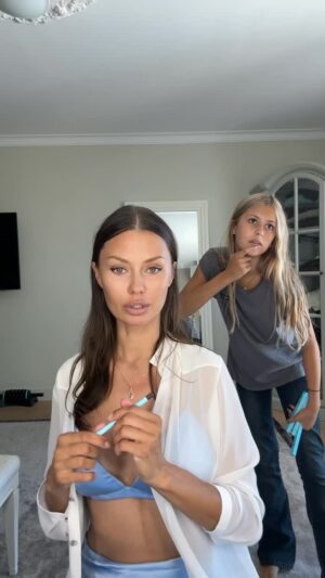 Victoria Bonya Instagram - Удобно, когда всегда есть что подарить своим подружкам)))
#angelinasmurfit