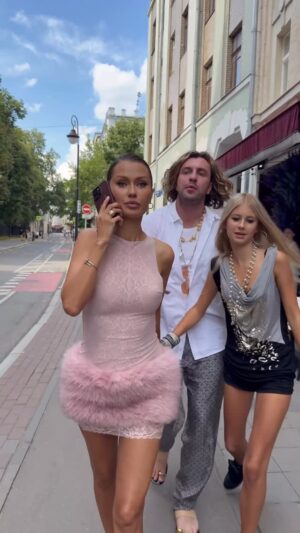 Victoria Bonya Instagram - Когда заделался дочкой и думал, что прокатит 😅 @mr_batsuev