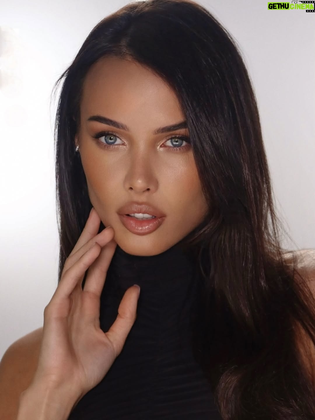 Victoria Bonya - 290.8K Likes - @bonya_beauty x @a.reshetova 

Когда встречаются две женщины, идущие своим путём, рождается сила, которая вдохновляет.

Сегодня я не просто накрасила Настю — я создала первый макияж как визажист Bonya Beauty. Это начало моего нового пути — не только как основателя бренда, но и как художника, влюблённого в красоту и её раскрытие.

Настя Решетова — женщина с невероятной энергетикой, с сильным стержнем и утончённой внешностью. В ней удивительно сочетаются грация и внутренняя мощь.
Мне было легко работать с её лицом — каждая черта будто просилась быть подчеркнутой, но при этом сохранить лёгкость и естественность. Именно таким я вижу макияж будущего.

Bonya Beauty — это не просто косметика. Это про женщину, которая знает, чего хочет, выбирает себя и идёт вверх, как бы высоко ни была цель.
Это про тебя, про меня, про Настю — про красоту сильных.

И если ты давно хотела начать что-то новое — пусть этот пост будет твоим знаком.
Начни. Создай. Вдохнови.

С любовью,
Виктория Боня