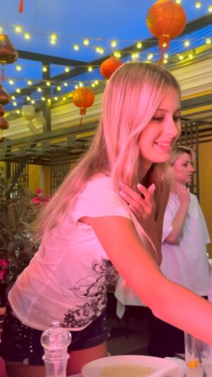 Victoria Bonya Instagram - Каждый ужин заканчивается разговорами про лошадей 🫠