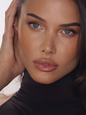 Victoria Bonya Instagram - @bonya_beauty x @a.reshetova
Когда встречаются две женщины, идущие своим путём, рождается сила, которая вдохновляет.
Сегодня я не просто накрасила Настю — я создала первый макияж как визажист Bonya Beauty. Это начало моего нового пути — не только как основателя бренда, но и как художника, влюблённого в красоту и её раскрытие.
Настя Решетова — женщина с невероятной энергетикой, с сильным стержнем и утончённой внешностью. В ней удивительно сочетаются грация и внутренняя мощь.
Мне было легко работать с её лицом — каждая черта будто просилась быть подчеркнутой, но при этом сохранить лёгкость и естественность. Именно таким я вижу макияж будущего.
Bonya Beauty — это не просто косметика. Это про женщину, которая знает, чего хочет, выбирает себя и идёт вверх, как бы высоко ни была цель.
Это про тебя, про меня, про Настю — про красоту сильных.
И если ты давно хотела начать что-то новое — пусть этот пост будет твоим знаком.
Начни. Создай. Вдохнови.
С любовью,
Виктория Боня