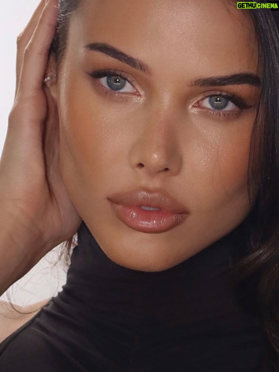 Victoria Bonya - 290.8K Likes - @bonya_beauty x @a.reshetova 

Когда встречаются две женщины, идущие своим путём, рождается сила, которая вдохновляет.

Сегодня я не просто накрасила Настю — я создала первый макияж как визажист Bonya Beauty. Это начало моего нового пути — не только как основателя бренда, но и как художника, влюблённого в красоту и её раскрытие.

Настя Решетова — женщина с невероятной энергетикой, с сильным стержнем и утончённой внешностью. В ней удивительно сочетаются грация и внутренняя мощь.
Мне было легко работать с её лицом — каждая черта будто просилась быть подчеркнутой, но при этом сохранить лёгкость и естественность. Именно таким я вижу макияж будущего.

Bonya Beauty — это не просто косметика. Это про женщину, которая знает, чего хочет, выбирает себя и идёт вверх, как бы высоко ни была цель.
Это про тебя, про меня, про Настю — про красоту сильных.

И если ты давно хотела начать что-то новое — пусть этот пост будет твоим знаком.
Начни. Создай. Вдохнови.

С любовью,
Виктория Боня