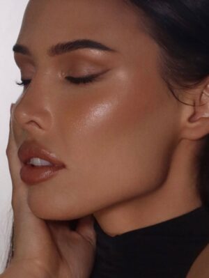 Victoria Bonya Instagram - @bonya_beauty x @a.reshetova
Когда встречаются две женщины, идущие своим путём, рождается сила, которая вдохновляет.
Сегодня я не просто накрасила Настю — я создала первый макияж как визажист Bonya Beauty. Это начало моего нового пути — не только как основателя бренда, но и как художника, влюблённого в красоту и её раскрытие.
Настя Решетова — женщина с невероятной энергетикой, с сильным стержнем и утончённой внешностью. В ней удивительно сочетаются грация и внутренняя мощь.
Мне было легко работать с её лицом — каждая черта будто просилась быть подчеркнутой, но при этом сохранить лёгкость и естественность. Именно таким я вижу макияж будущего.
Bonya Beauty — это не просто косметика. Это про женщину, которая знает, чего хочет, выбирает себя и идёт вверх, как бы высоко ни была цель.
Это про тебя, про меня, про Настю — про красоту сильных.
И если ты давно хотела начать что-то новое — пусть этот пост будет твоим знаком.
Начни. Создай. Вдохнови.
С любовью,
Виктория Боня