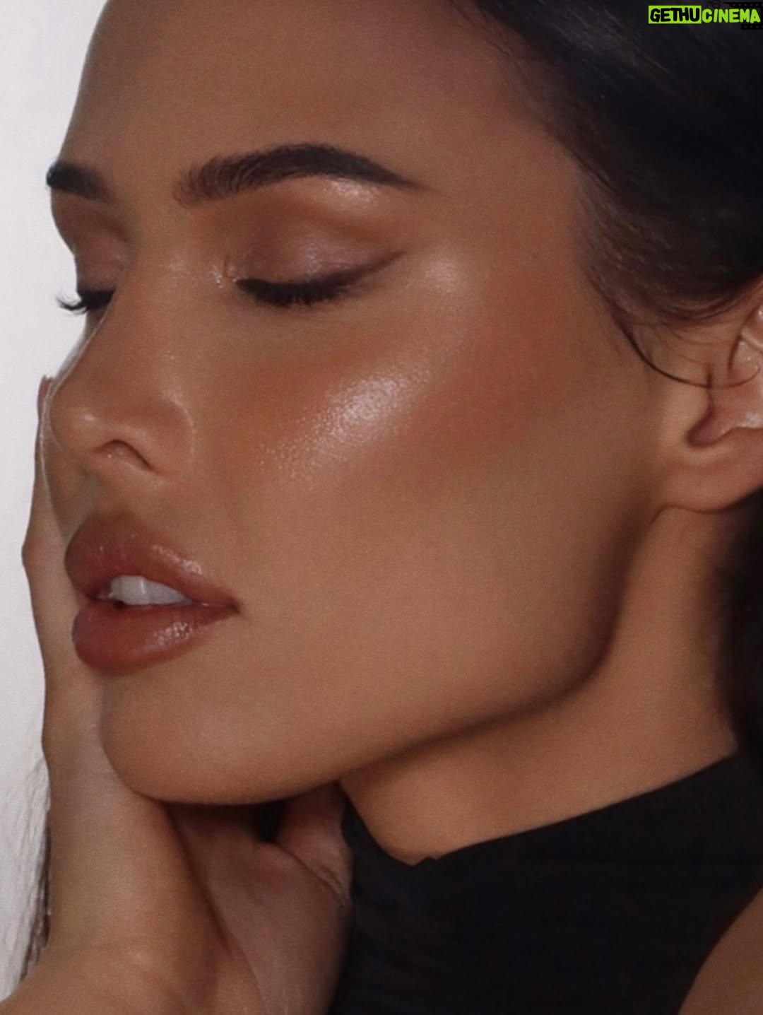 Victoria Bonya - 290.8K Likes - @bonya_beauty x @a.reshetova 

Когда встречаются две женщины, идущие своим путём, рождается сила, которая вдохновляет.

Сегодня я не просто накрасила Настю — я создала первый макияж как визажист Bonya Beauty. Это начало моего нового пути — не только как основателя бренда, но и как художника, влюблённого в красоту и её раскрытие.

Настя Решетова — женщина с невероятной энергетикой, с сильным стержнем и утончённой внешностью. В ней удивительно сочетаются грация и внутренняя мощь.
Мне было легко работать с её лицом — каждая черта будто просилась быть подчеркнутой, но при этом сохранить лёгкость и естественность. Именно таким я вижу макияж будущего.

Bonya Beauty — это не просто косметика. Это про женщину, которая знает, чего хочет, выбирает себя и идёт вверх, как бы высоко ни была цель.
Это про тебя, про меня, про Настю — про красоту сильных.

И если ты давно хотела начать что-то новое — пусть этот пост будет твоим знаком.
Начни. Создай. Вдохнови.

С любовью,
Виктория Боня