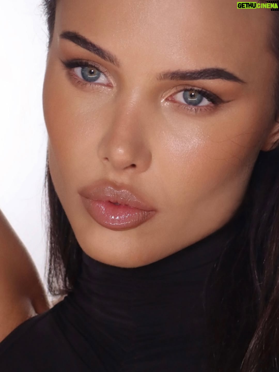 Victoria Bonya - 290.8K Likes - @bonya_beauty x @a.reshetova 

Когда встречаются две женщины, идущие своим путём, рождается сила, которая вдохновляет.

Сегодня я не просто накрасила Настю — я создала первый макияж как визажист Bonya Beauty. Это начало моего нового пути — не только как основателя бренда, но и как художника, влюблённого в красоту и её раскрытие.

Настя Решетова — женщина с невероятной энергетикой, с сильным стержнем и утончённой внешностью. В ней удивительно сочетаются грация и внутренняя мощь.
Мне было легко работать с её лицом — каждая черта будто просилась быть подчеркнутой, но при этом сохранить лёгкость и естественность. Именно таким я вижу макияж будущего.

Bonya Beauty — это не просто косметика. Это про женщину, которая знает, чего хочет, выбирает себя и идёт вверх, как бы высоко ни была цель.
Это про тебя, про меня, про Настю — про красоту сильных.

И если ты давно хотела начать что-то новое — пусть этот пост будет твоим знаком.
Начни. Создай. Вдохнови.

С любовью,
Виктория Боня