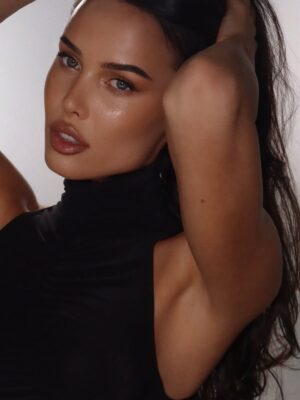 Victoria Bonya Instagram - @bonya_beauty x @a.reshetova
Когда встречаются две женщины, идущие своим путём, рождается сила, которая вдохновляет.
Сегодня я не просто накрасила Настю — я создала первый макияж как визажист Bonya Beauty. Это начало моего нового пути — не только как основателя бренда, но и как художника, влюблённого в красоту и её раскрытие.
Настя Решетова — женщина с невероятной энергетикой, с сильным стержнем и утончённой внешностью. В ней удивительно сочетаются грация и внутренняя мощь.
Мне было легко работать с её лицом — каждая черта будто просилась быть подчеркнутой, но при этом сохранить лёгкость и естественность. Именно таким я вижу макияж будущего.
Bonya Beauty — это не просто косметика. Это про женщину, которая знает, чего хочет, выбирает себя и идёт вверх, как бы высоко ни была цель.
Это про тебя, про меня, про Настю — про красоту сильных.
И если ты давно хотела начать что-то новое — пусть этот пост будет твоим знаком.
Начни. Создай. Вдохнови.
С любовью,
Виктория Боня