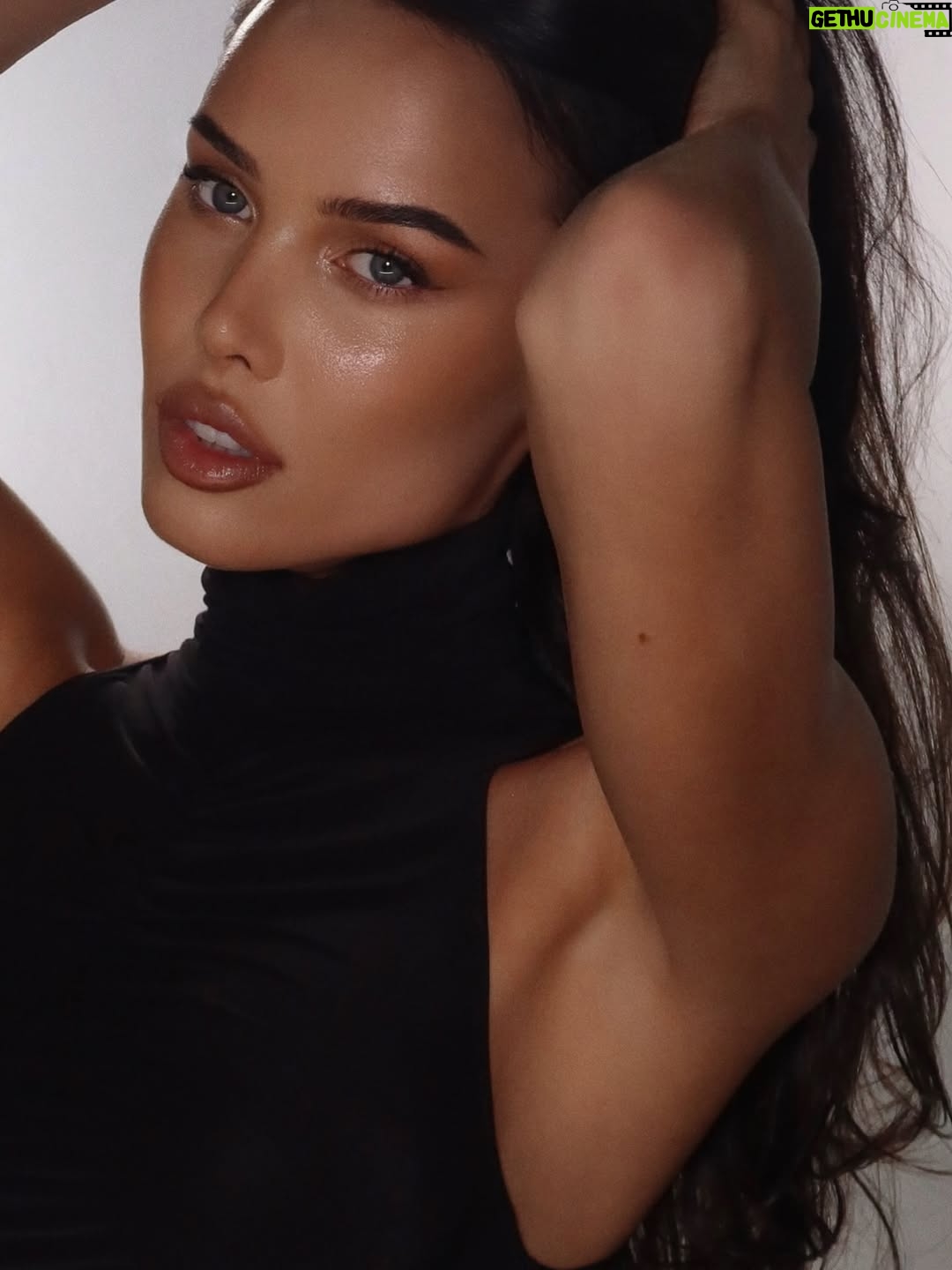 Victoria Bonya - 290.8K Likes - @bonya_beauty x @a.reshetova 

Когда встречаются две женщины, идущие своим путём, рождается сила, которая вдохновляет.

Сегодня я не просто накрасила Настю — я создала первый макияж как визажист Bonya Beauty. Это начало моего нового пути — не только как основателя бренда, но и как художника, влюблённого в красоту и её раскрытие.

Настя Решетова — женщина с невероятной энергетикой, с сильным стержнем и утончённой внешностью. В ней удивительно сочетаются грация и внутренняя мощь.
Мне было легко работать с её лицом — каждая черта будто просилась быть подчеркнутой, но при этом сохранить лёгкость и естественность. Именно таким я вижу макияж будущего.

Bonya Beauty — это не просто косметика. Это про женщину, которая знает, чего хочет, выбирает себя и идёт вверх, как бы высоко ни была цель.
Это про тебя, про меня, про Настю — про красоту сильных.

И если ты давно хотела начать что-то новое — пусть этот пост будет твоим знаком.
Начни. Создай. Вдохнови.

С любовью,
Виктория Боня