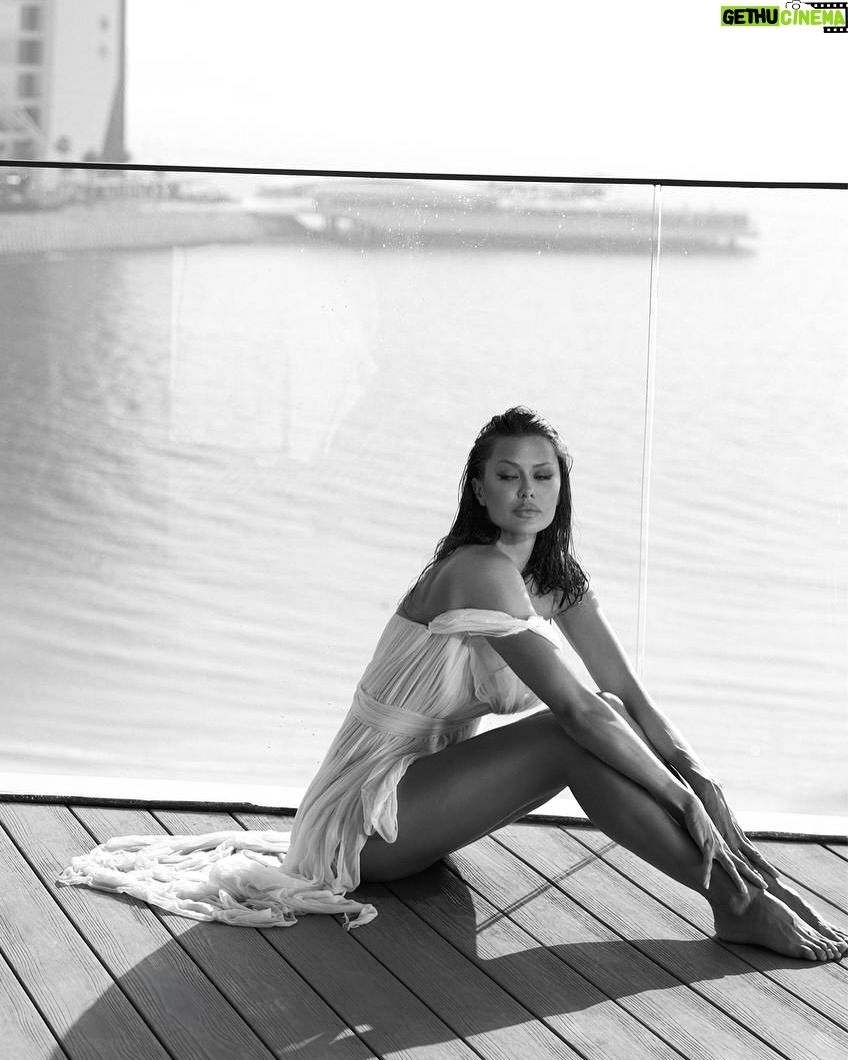 Victoria Bonya - 140.8K Likes - Посвящаю это всем женщинам мира!
Женщина, это великая загадка мироздания.
Она как вода: мягкая, но пробивающая камень, как огонь: может согреть, может сжечь, она как мать земля: принимает всё и даёт жизнь.
Женщина, это и Жанна д’Арк, и Мария Кюри, и мать, стоящая на кухне в 6 утра, готовящая завтрак с любовью.
Это и Клеопатра, правящая империей, и бабушка, которая бережно заворачивает пирожки в полотенце.
Это Тина Тёрнер, восставшая из пепла.
Это Мать Тереза, шепчущая молитвы над умирающим.
Это любая из миллиардов безымянных женщин, которые держали на себе семьи, страны, истории и не просили ничего взамен.
Женщина чувствует мир глубже…
Она может быть слабой и в этой слабости её сила.
Она может простить. Может отпустить.
А может стоять до конца и не потому, что глупая, а потому, что любит!

Женщина умеет быть многими:
Девочкой, радующейся дождю. 
Женой, держащей за руку.
Матерью, готовой отдать свою жизнь без секунды сомнения.
Легендой — даже если никто этого не знает)

Она слышит сердцем.
Она улавливает то, что не сказано.
И лечит даже тогда, когда сама в ранах.

Женщина, это то, на чём держится этот мир! Я в это свято верю!!! 
Она обладает той самой мягкой силой, которую не видно, но без неё всё рушится.

Вот кто ты! Каждая, без исключения! 
И если бы у мира был голос, 
он бы говорил голосом женщины. 

Фотограф @savkoanna 
Стиль @ayvazyan_arthur 

Для проекта @bonya_beauty