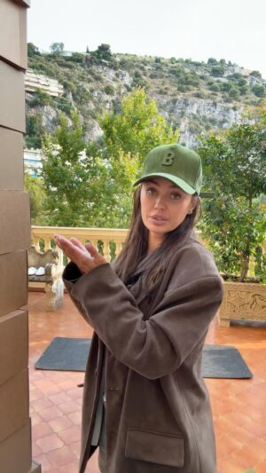 Victoria Bonya Instagram - С понедельника цены на кепки на всех маркет плейсах будут от 10.000 рублей, это позволит нам уменьшить финансовую потерю при подобных ситуациях.
Но хорошая новость в том, что на наших сайтах цены будут прежними.
Если вы заказываете в страны СНГ или в Россию, то это возможно сделать только с российской карты на сайте:
BBVB.RU
Для Европы или других иностранных карт на сайте:
B-BVB.COM
Для Америки, Южной Америки или других дальних стран на сайте:
BBVB.SHOP
Я делаю все, чтобы качество услуг бренда @bbvb.ru @bbvb.shop @bbvb.usa Было максимально удобным и на уровне.
Спасибо за понимание 🩵