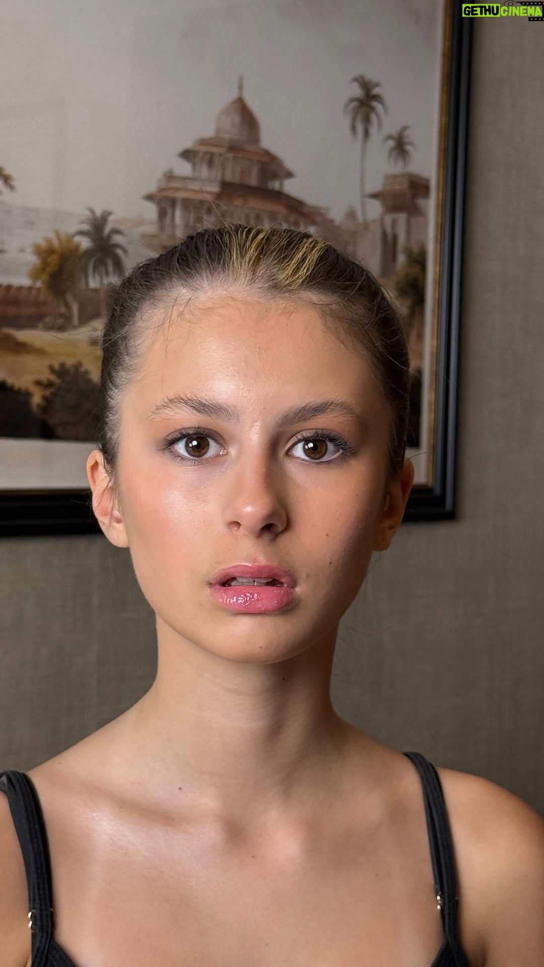 Victoria Bonya - 137.2K Likes - Анджелина в своих три года наизусть читала Пушкина, Зимнее утро. 
А сейчас забыла как его зовут 🤣

Смотрим предыдущий риллс, чтобы понять о чем я)