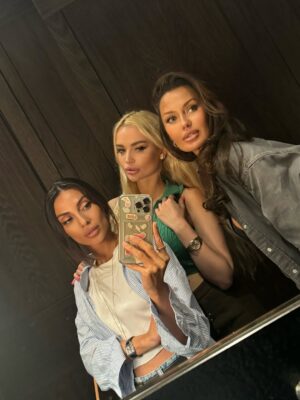 Victoria Bonya Instagram - Москва - лучший город на свете! Я и мои @soniaplotnikova и @mani_ca and @victoriabonya