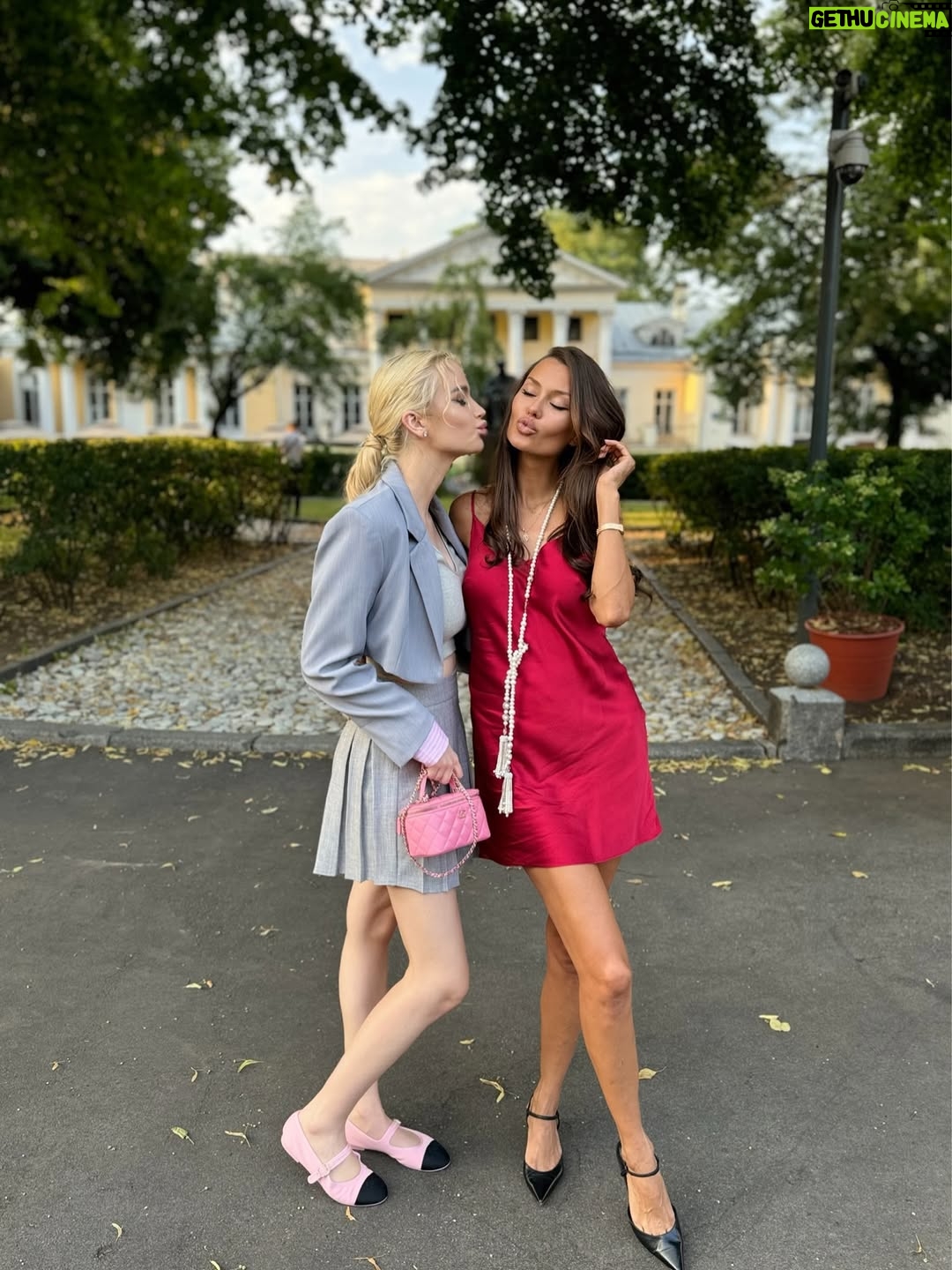 Victoria Bonya - 165.2K Likes - Москва - лучший город на свете! Я и мои @soniaplotnikova и @mani_ca and @victoriabonya