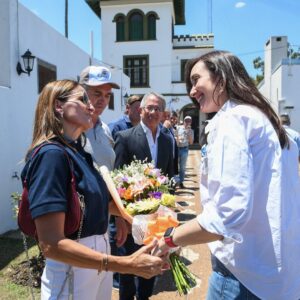 Victoria Villarruel Instagram - Gracias al pueblo entrerriano por invitarme a la Fiesta Nacional del Arroz, son momentos donde compruebo de qué somos capaces los argentinos si estamos unidos. El arroz es como la argentinidad, noble, resistente y muy resiliente. Gracias a todos los productores por mostrarnos el camino del trabajo, la dedicación y el sacrificio. Desde el gobierno nacional se ordenará la economía para que puedan progresar. Arreglar décadas de impericia valdrá sus frutos, a seguir adelante 🇦🇷.