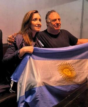 Victoria Villarruel Instagram - Ricardo Iorio, un año sin vos. Nos unía el amor a esta tierra que a veces duele pero que también nos llena el alma y nos hace dar todo por verla de pie. Nos unía la Argentinidad, las Malvinas, la Bandera, las tradiciones, nos unía el inmenso orgullo de haber nacido argentinos.
Extraño tu voz ronca y tu apoyo, pero siempre estás, en mi corazón y en el de millones de argentinos. Ricardo Iorio QEPD. 🇦🇷