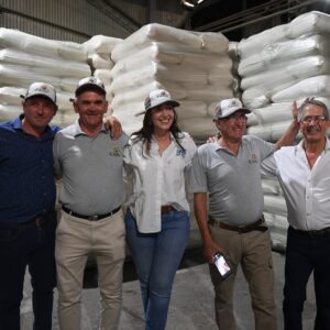 Victoria Villarruel Instagram - Gracias al pueblo entrerriano por invitarme a la Fiesta Nacional del Arroz, son momentos donde compruebo de qué somos capaces los argentinos si estamos unidos. El arroz es como la argentinidad, noble, resistente y muy resiliente. Gracias a todos los productores por mostrarnos el camino del trabajo, la dedicación y el sacrificio. Desde el gobierno nacional se ordenará la economía para que puedan progresar. Arreglar décadas de impericia valdrá sus frutos, a seguir adelante 🇦🇷.