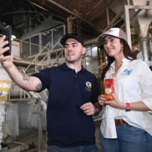 Victoria Villarruel Instagram - Gracias al pueblo entrerriano por invitarme a la Fiesta Nacional del Arroz, son momentos donde compruebo de qué somos capaces los argentinos si estamos unidos. El arroz es como la argentinidad, noble, resistente y muy resiliente. Gracias a todos los productores por mostrarnos el camino del trabajo, la dedicación y el sacrificio. Desde el gobierno nacional se ordenará la economía para que puedan progresar. Arreglar décadas de impericia valdrá sus frutos, a seguir adelante 🇦🇷.