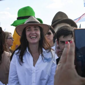 Victoria Villarruel Instagram - Gracias al pueblo entrerriano por invitarme a la Fiesta Nacional del Arroz, son momentos donde compruebo de qué somos capaces los argentinos si estamos unidos. El arroz es como la argentinidad, noble, resistente y muy resiliente. Gracias a todos los productores por mostrarnos el camino del trabajo, la dedicación y el sacrificio. Desde el gobierno nacional se ordenará la economía para que puedan progresar. Arreglar décadas de impericia valdrá sus frutos, a seguir adelante 🇦🇷.