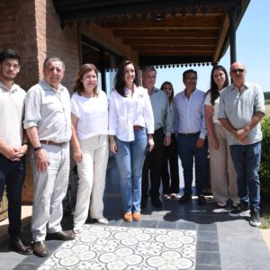 Victoria Villarruel Instagram - Gracias al pueblo entrerriano por invitarme a la Fiesta Nacional del Arroz, son momentos donde compruebo de qué somos capaces los argentinos si estamos unidos. El arroz es como la argentinidad, noble, resistente y muy resiliente. Gracias a todos los productores por mostrarnos el camino del trabajo, la dedicación y el sacrificio. Desde el gobierno nacional se ordenará la economía para que puedan progresar. Arreglar décadas de impericia valdrá sus frutos, a seguir adelante 🇦🇷.