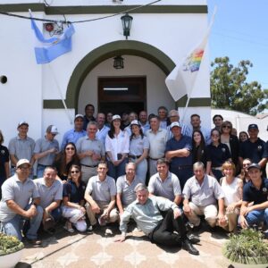 Victoria Villarruel Instagram - Gracias al pueblo entrerriano por invitarme a la Fiesta Nacional del Arroz, son momentos donde compruebo de qué somos capaces los argentinos si estamos unidos. El arroz es como la argentinidad, noble, resistente y muy resiliente. Gracias a todos los productores por mostrarnos el camino del trabajo, la dedicación y el sacrificio. Desde el gobierno nacional se ordenará la economía para que puedan progresar. Arreglar décadas de impericia valdrá sus frutos, a seguir adelante 🇦🇷.
