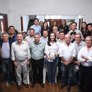 Victoria Villarruel Instagram - Gracias al pueblo entrerriano por invitarme a la Fiesta Nacional del Arroz, son momentos donde compruebo de qué somos capaces los argentinos si estamos unidos. El arroz es como la argentinidad, noble, resistente y muy resiliente. Gracias a todos los productores por mostrarnos el camino del trabajo, la dedicación y el sacrificio. Desde el gobierno nacional se ordenará la economía para que puedan progresar. Arreglar décadas de impericia valdrá sus frutos, a seguir adelante 🇦🇷.
