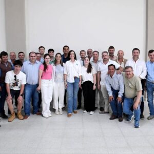 Victoria Villarruel Instagram - Gracias al pueblo entrerriano por invitarme a la Fiesta Nacional del Arroz, son momentos donde compruebo de qué somos capaces los argentinos si estamos unidos. El arroz es como la argentinidad, noble, resistente y muy resiliente. Gracias a todos los productores por mostrarnos el camino del trabajo, la dedicación y el sacrificio. Desde el gobierno nacional se ordenará la economía para que puedan progresar. Arreglar décadas de impericia valdrá sus frutos, a seguir adelante 🇦🇷.