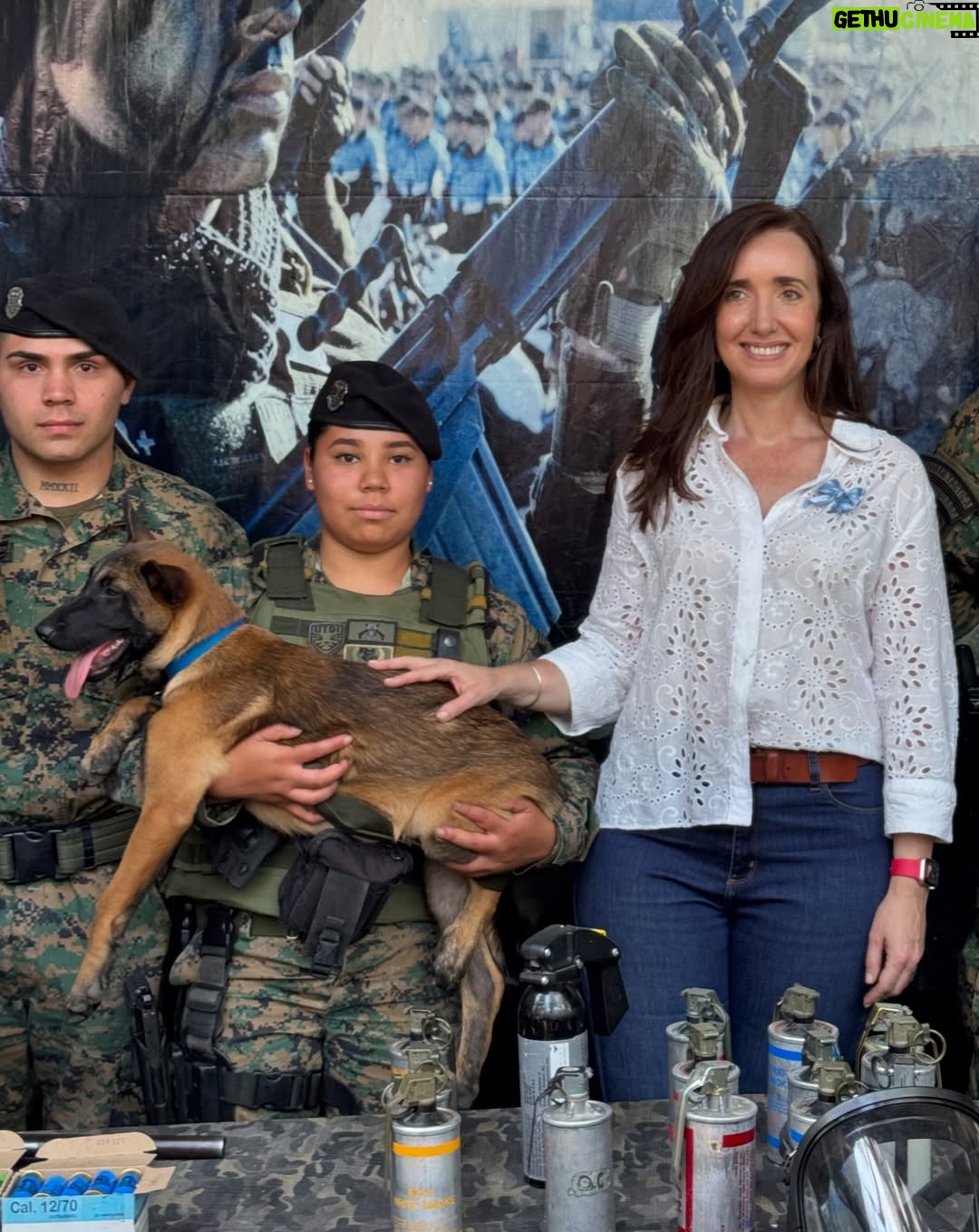 Victoria Villarruel - 187.3K Likes - BERSA es un ejemplo de Industria nacional competitiva y recursos humanos de excelencia, eso somos los argentinos. Creamos en nosotros mismos, el Estado Argentino acompañando al sector privado que crea riqueza y puestos de trabajo para nuestras familias, este es el camino a la prosperidad. Sigamos juntos esta línea. 🇦🇷 Hoy en el Encuentro de Defensa y Seguridad 2024 de BERSA pudimos ver a las empresas del sector que fabrican armas, chalecos antibalas, blindados, armas no letales y además la invaluable presencia del Ejército Argentino, la PFA, Gendarmería, Prefectura y PSA junto a las Fuerzas policiales de otras provincias. Gracias por invitarme!!! 🇦🇷