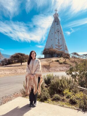 Victoria Villarruel Instagram - La Virgen del Valle en El Rodeo es una imagen de 52 metros de altura construida por la fe de un catamarqueño llamado Walter D’Agostini que con esfuerzo y perseverancia llevó adelante este anhelo que conjuga la devoción con el atractivo turístico en esta parte de Catamarca. Subiendo 117 escalones se llega a los miradores desde los que se ven las Sierras de Ambato en todo su esplendor. Los cóndores planean por allí resaltando la belleza del lugar.