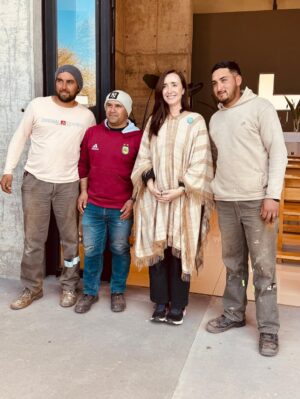 Victoria Villarruel Instagram - La Virgen del Valle en El Rodeo es una imagen de 52 metros de altura construida por la fe de un catamarqueño llamado Walter D’Agostini que con esfuerzo y perseverancia llevó adelante este anhelo que conjuga la devoción con el atractivo turístico en esta parte de Catamarca. Subiendo 117 escalones se llega a los miradores desde los que se ven las Sierras de Ambato en todo su esplendor. Los cóndores planean por allí resaltando la belleza del lugar.