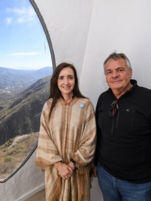 Victoria Villarruel Instagram - La Virgen del Valle en El Rodeo es una imagen de 52 metros de altura construida por la fe de un catamarqueño llamado Walter D’Agostini que con esfuerzo y perseverancia llevó adelante este anhelo que conjuga la devoción con el atractivo turístico en esta parte de Catamarca. Subiendo 117 escalones se llega a los miradores desde los que se ven las Sierras de Ambato en todo su esplendor. Los cóndores planean por allí resaltando la belleza del lugar.