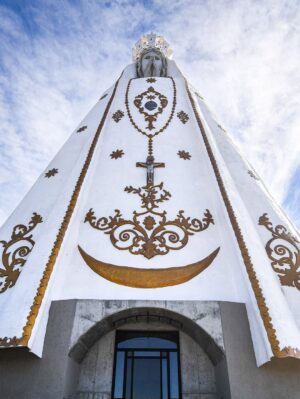 Victoria Villarruel Instagram - La Virgen del Valle en El Rodeo es una imagen de 52 metros de altura construida por la fe de un catamarqueño llamado Walter D’Agostini que con esfuerzo y perseverancia llevó adelante este anhelo que conjuga la devoción con el atractivo turístico en esta parte de Catamarca. Subiendo 117 escalones se llega a los miradores desde los que se ven las Sierras de Ambato en todo su esplendor. Los cóndores planean por allí resaltando la belleza del lugar.
