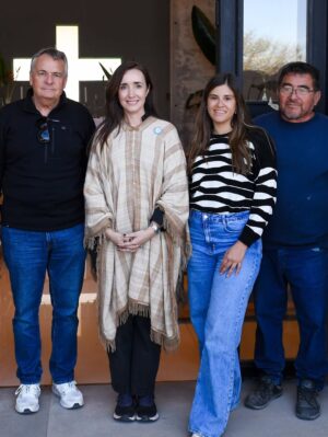 Victoria Villarruel Instagram - La Virgen del Valle en El Rodeo es una imagen de 52 metros de altura construida por la fe de un catamarqueño llamado Walter D’Agostini que con esfuerzo y perseverancia llevó adelante este anhelo que conjuga la devoción con el atractivo turístico en esta parte de Catamarca. Subiendo 117 escalones se llega a los miradores desde los que se ven las Sierras de Ambato en todo su esplendor. Los cóndores planean por allí resaltando la belleza del lugar.