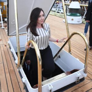 Victoria Villarruel Instagram - Arribo de la Fragata Libertad al puerto de Buenos Aires, después de 105 días de travesía. Junto al Ministro de Defensa Luis Petri y el Jefe de la Armada Alte Carlos Allievi recibimos a la 52 Tripulación del viaje de instrucción de nuestros guardiamarinas. La Fragata Libertad es un orgullo de la Argentina que surca los mares y muestra lo mejor de nuestra Patria. ¡Bienvenidos a casa! 🇦🇷