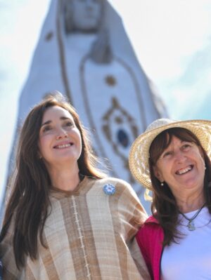 Victoria Villarruel Instagram - La Virgen del Valle en El Rodeo es una imagen de 52 metros de altura construida por la fe de un catamarqueño llamado Walter D’Agostini que con esfuerzo y perseverancia llevó adelante este anhelo que conjuga la devoción con el atractivo turístico en esta parte de Catamarca. Subiendo 117 escalones se llega a los miradores desde los que se ven las Sierras de Ambato en todo su esplendor. Los cóndores planean por allí resaltando la belleza del lugar.