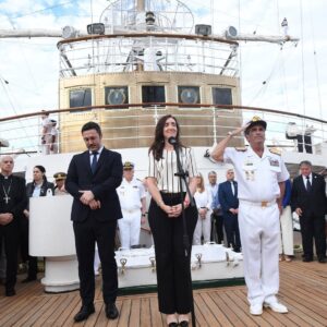 Victoria Villarruel Instagram - Arribo de la Fragata Libertad al puerto de Buenos Aires, después de 105 días de travesía. Junto al Ministro de Defensa Luis Petri y el Jefe de la Armada Alte Carlos Allievi recibimos a la 52 Tripulación del viaje de instrucción de nuestros guardiamarinas. La Fragata Libertad es un orgullo de la Argentina que surca los mares y muestra lo mejor de nuestra Patria. ¡Bienvenidos a casa! 🇦🇷
