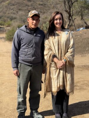 Victoria Villarruel Instagram - La Virgen del Valle en El Rodeo es una imagen de 52 metros de altura construida por la fe de un catamarqueño llamado Walter D’Agostini que con esfuerzo y perseverancia llevó adelante este anhelo que conjuga la devoción con el atractivo turístico en esta parte de Catamarca. Subiendo 117 escalones se llega a los miradores desde los que se ven las Sierras de Ambato en todo su esplendor. Los cóndores planean por allí resaltando la belleza del lugar.