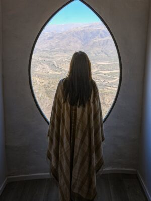 Victoria Villarruel Instagram - La Virgen del Valle en El Rodeo es una imagen de 52 metros de altura construida por la fe de un catamarqueño llamado Walter D’Agostini que con esfuerzo y perseverancia llevó adelante este anhelo que conjuga la devoción con el atractivo turístico en esta parte de Catamarca. Subiendo 117 escalones se llega a los miradores desde los que se ven las Sierras de Ambato en todo su esplendor. Los cóndores planean por allí resaltando la belleza del lugar.