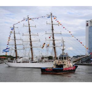Victoria Villarruel Instagram - Arribo de la Fragata Libertad al puerto de Buenos Aires, después de 105 días de travesía. Junto al Ministro de Defensa Luis Petri y el Jefe de la Armada Alte Carlos Allievi recibimos a la 52 Tripulación del viaje de instrucción de nuestros guardiamarinas. La Fragata Libertad es un orgullo de la Argentina que surca los mares y muestra lo mejor de nuestra Patria. ¡Bienvenidos a casa! 🇦🇷