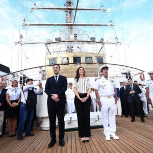 Victoria Villarruel Instagram - Arribo de la Fragata Libertad al puerto de Buenos Aires, después de 105 días de travesía. Junto al Ministro de Defensa Luis Petri y el Jefe de la Armada Alte Carlos Allievi recibimos a la 52 Tripulación del viaje de instrucción de nuestros guardiamarinas. La Fragata Libertad es un orgullo de la Argentina que surca los mares y muestra lo mejor de nuestra Patria. ¡Bienvenidos a casa! 🇦🇷