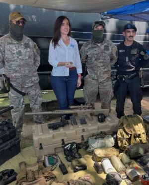 Victoria Villarruel Instagram - BERSA es un ejemplo de Industria nacional competitiva y recursos humanos de excelencia, eso somos los argentinos. Creamos en nosotros mismos, el Estado Argentino acompañando al sector privado que crea riqueza y puestos de trabajo para nuestras familias, este es el camino a la prosperidad. Sigamos juntos esta línea. 🇦🇷 Hoy en el Encuentro de Defensa y Seguridad 2024 de BERSA pudimos ver a las empresas del sector que fabrican armas, chalecos antibalas, blindados, armas no letales y además la invaluable presencia del Ejército Argentino, la PFA, Gendarmería, Prefectura y PSA junto a las Fuerzas policiales de otras provincias. Gracias por invitarme!!! 🇦🇷