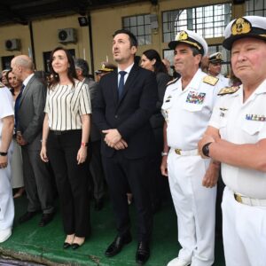 Victoria Villarruel Instagram - Arribo de la Fragata Libertad al puerto de Buenos Aires, después de 105 días de travesía. Junto al Ministro de Defensa Luis Petri y el Jefe de la Armada Alte Carlos Allievi recibimos a la 52 Tripulación del viaje de instrucción de nuestros guardiamarinas. La Fragata Libertad es un orgullo de la Argentina que surca los mares y muestra lo mejor de nuestra Patria. ¡Bienvenidos a casa! 🇦🇷