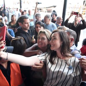 Victoria Villarruel Instagram - Arribo de la Fragata Libertad al puerto de Buenos Aires, después de 105 días de travesía. Junto al Ministro de Defensa Luis Petri y el Jefe de la Armada Alte Carlos Allievi recibimos a la 52 Tripulación del viaje de instrucción de nuestros guardiamarinas. La Fragata Libertad es un orgullo de la Argentina que surca los mares y muestra lo mejor de nuestra Patria. ¡Bienvenidos a casa! 🇦🇷