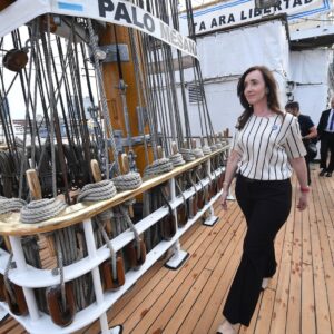 Victoria Villarruel Instagram - Arribo de la Fragata Libertad al puerto de Buenos Aires, después de 105 días de travesía. Junto al Ministro de Defensa Luis Petri y el Jefe de la Armada Alte Carlos Allievi recibimos a la 52 Tripulación del viaje de instrucción de nuestros guardiamarinas. La Fragata Libertad es un orgullo de la Argentina que surca los mares y muestra lo mejor de nuestra Patria. ¡Bienvenidos a casa! 🇦🇷
