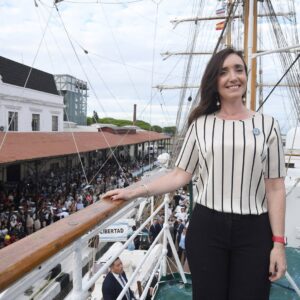 Victoria Villarruel Instagram - Arribo de la Fragata Libertad al puerto de Buenos Aires, después de 105 días de travesía. Junto al Ministro de Defensa Luis Petri y el Jefe de la Armada Alte Carlos Allievi recibimos a la 52 Tripulación del viaje de instrucción de nuestros guardiamarinas. La Fragata Libertad es un orgullo de la Argentina que surca los mares y muestra lo mejor de nuestra Patria. ¡Bienvenidos a casa! 🇦🇷