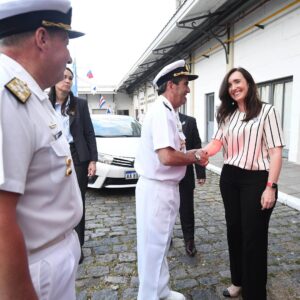 Victoria Villarruel Instagram - Arribo de la Fragata Libertad al puerto de Buenos Aires, después de 105 días de travesía. Junto al Ministro de Defensa Luis Petri y el Jefe de la Armada Alte Carlos Allievi recibimos a la 52 Tripulación del viaje de instrucción de nuestros guardiamarinas. La Fragata Libertad es un orgullo de la Argentina que surca los mares y muestra lo mejor de nuestra Patria. ¡Bienvenidos a casa! 🇦🇷