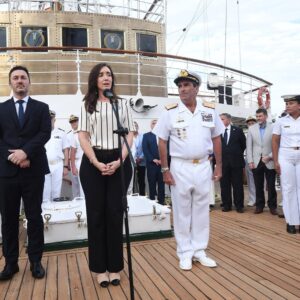 Victoria Villarruel Instagram - Arribo de la Fragata Libertad al puerto de Buenos Aires, después de 105 días de travesía. Junto al Ministro de Defensa Luis Petri y el Jefe de la Armada Alte Carlos Allievi recibimos a la 52 Tripulación del viaje de instrucción de nuestros guardiamarinas. La Fragata Libertad es un orgullo de la Argentina que surca los mares y muestra lo mejor de nuestra Patria. ¡Bienvenidos a casa! 🇦🇷
